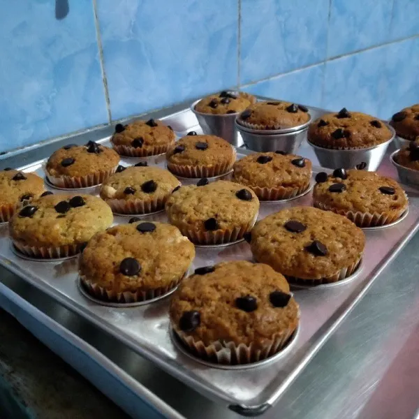 Oven suhu 180 selama 25-30 menit atau sampai matang. Kalo pakai cup muffin besar sudah pasti waktu panggangnya lebih lama. Sajikan, moist dan soft.