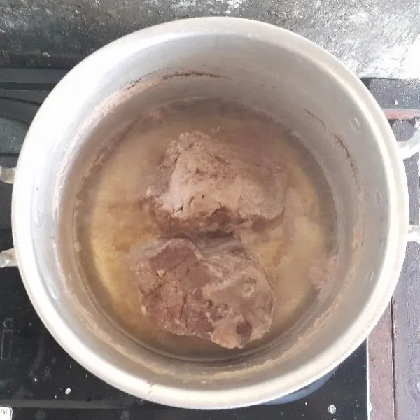 Rebus daging dengan air hingga empuk dan matang.