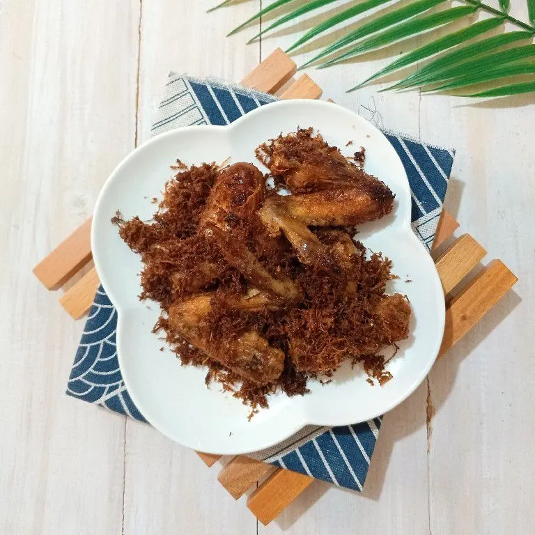 Ayam goreng serundeng bumbu marinasi dengan kelapa parut dan daun salam
