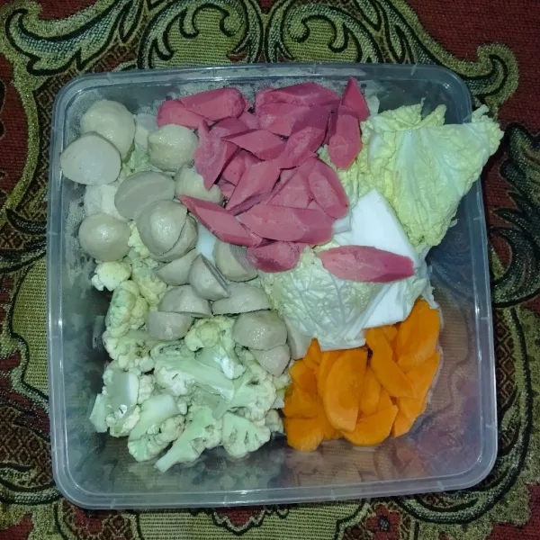 Potong-potong sayuran dan juga bakso serta sosis.