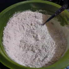 Campur tepung, baking powder, baking soda.