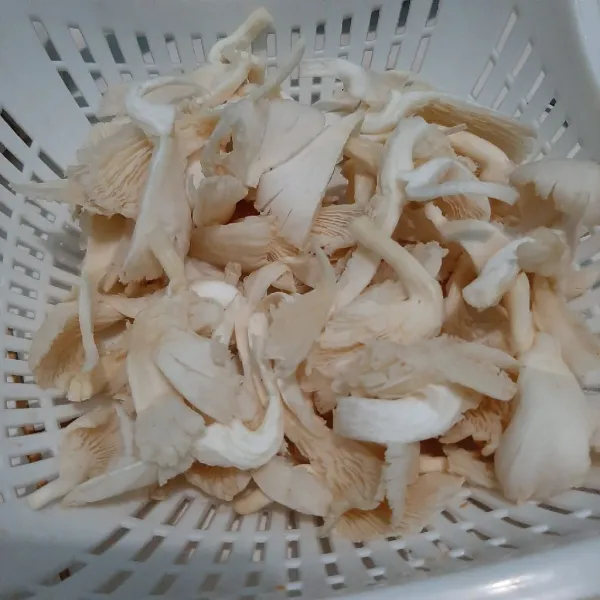 Suwir-suwir jamur tiram. Cuci bersih lalu peras.
