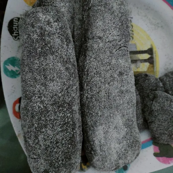 Setelah dingin, bagi kue Ladu masing masing 100 gram, kemudian bentuk lonjong memanjang, taburi dengan tepung ketan hitam.