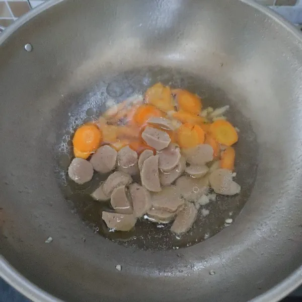 Tuang air secukupnya lalu masukan bakso, masak sampai mendidih dan wortel empuk.
