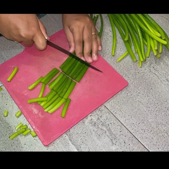 Potong bunga bawang sesuai selera.