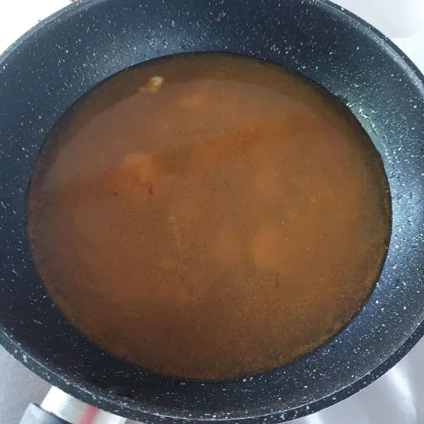 Tambahkan air, masak sampai mendidih.