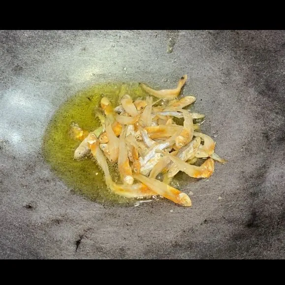 Goreng teri terlebih dahulu.