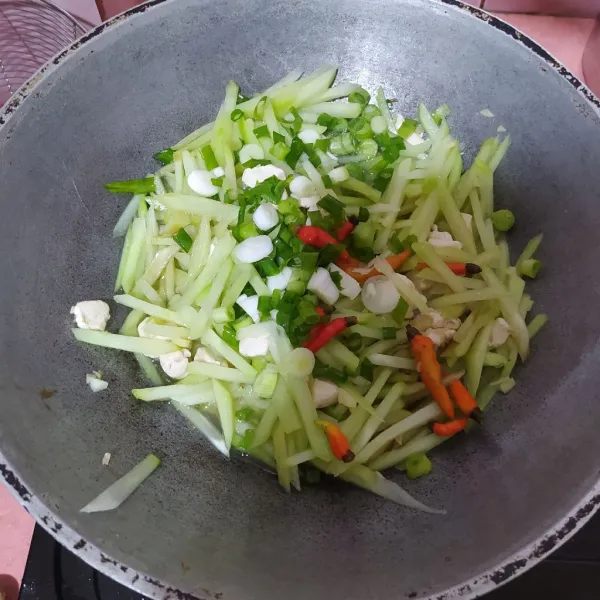 Masukkan irisan daun bawang dan cabe rawit. Koreksi rasa.