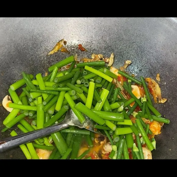 Masukkan bunga bawang, beri air secukupnya, lalu tambahkan kecap.