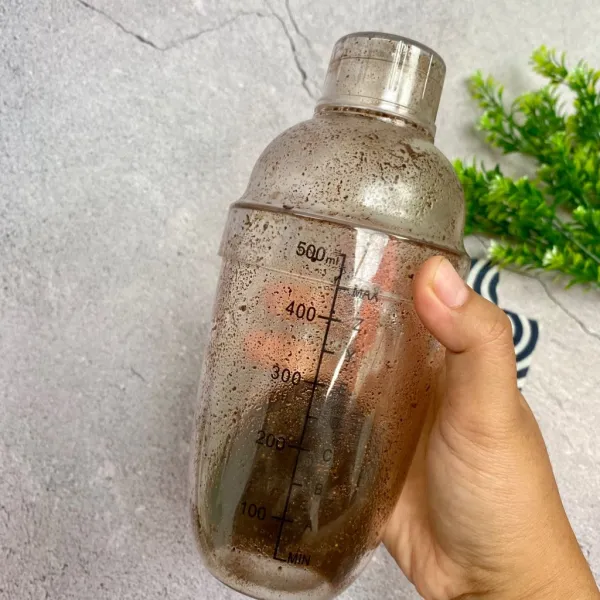 Seduh kopi dengan 50 ml air panas, lalu kocok dan saring.