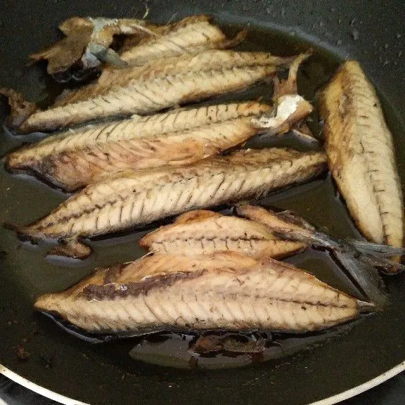 Goreng ikan cue dan taburi dengan tepung maizena (agar ikan tidak meletus saat digoreng).