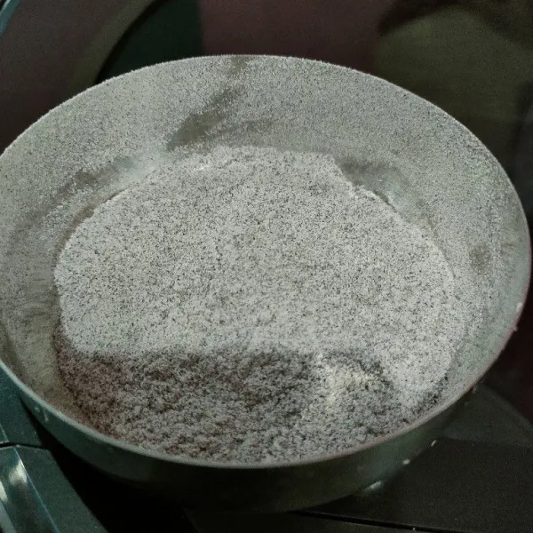 Pisahkan sekitar 50 gram tepung ketan untuk taburan kue Ladu.