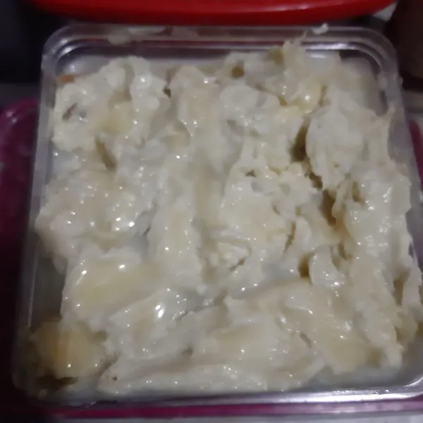 Beri daging durian di atasnya. Beri kental manis sesuai selera.