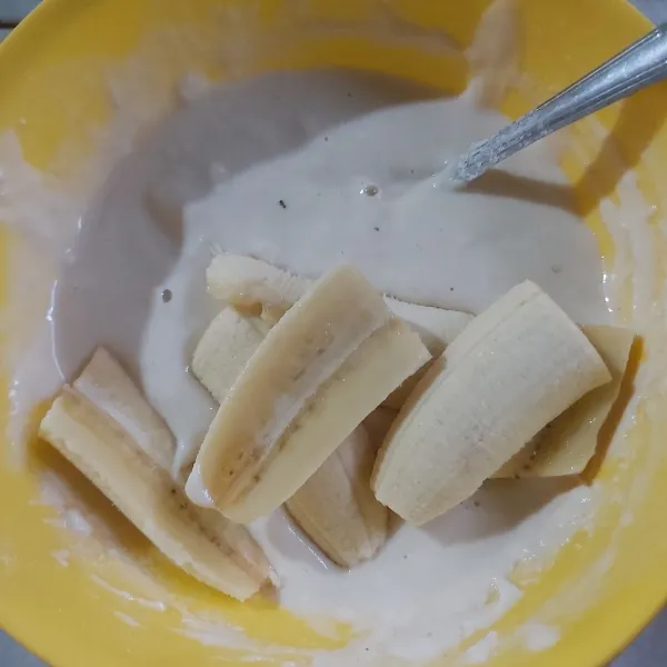 Masukkan pisang yang sudah diiris tipis kedalam adonan tepung terigu dan tepung beras yang lumayan kental, baluri seluruhnya.