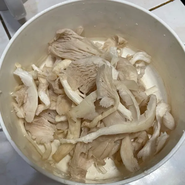 Suwir kasar jamur tiram, cuci bersih.