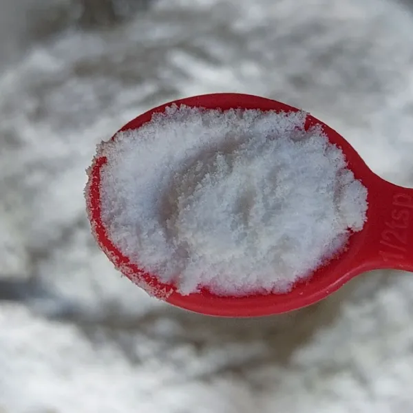 Tambahkan soda kue, garam dan vanili, aduk rata.