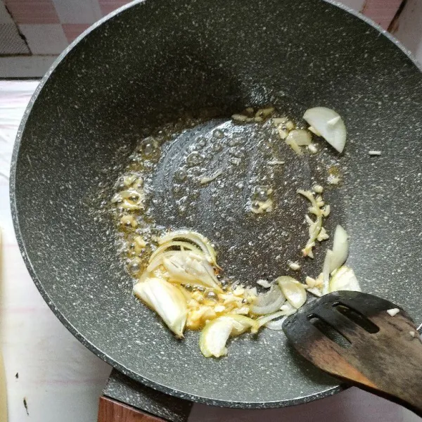 Lelehkan margarin lalu tumis bawang putih dan bawang bombay sampai harum.