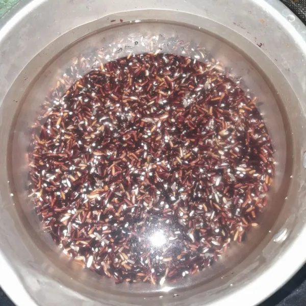 Cuci bersih ketan hitam , beri air masak sampai air berkurang.