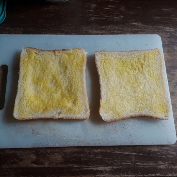 Kemudian olesi dengan butter kedua sisi roti tawar.