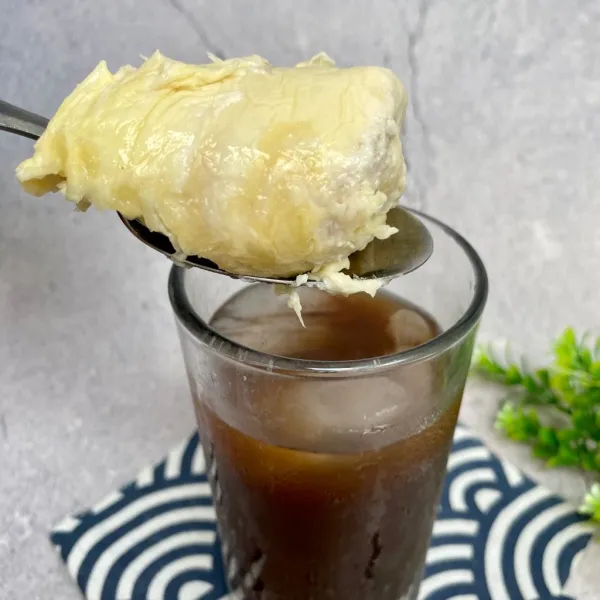 Tambahkan durian, lalu sajikan.