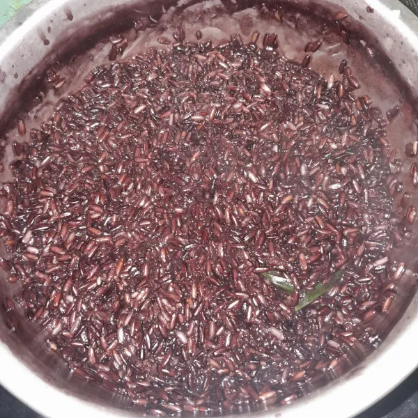 Masak sampai santan menyusut.