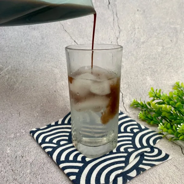 Tambahkan kopi yang sudah disaring.