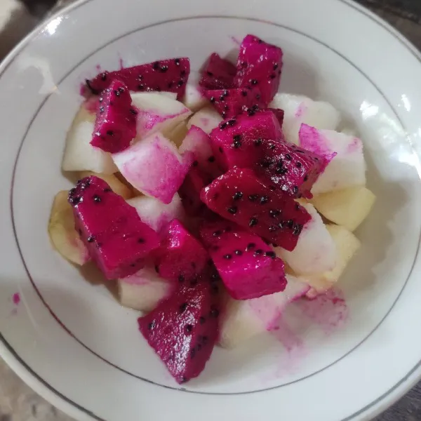 Potong-potong buah naga lalu campur dengan buah pir.