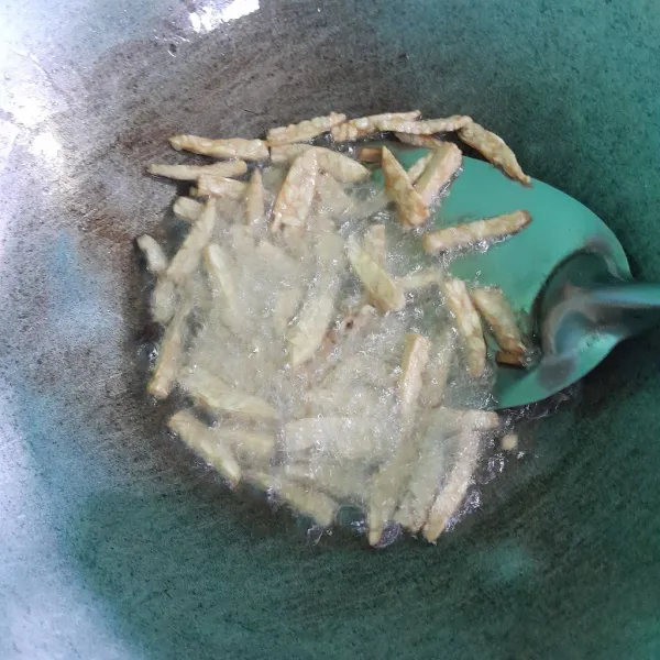 Goreng tempe sampai kuning ke emasan.