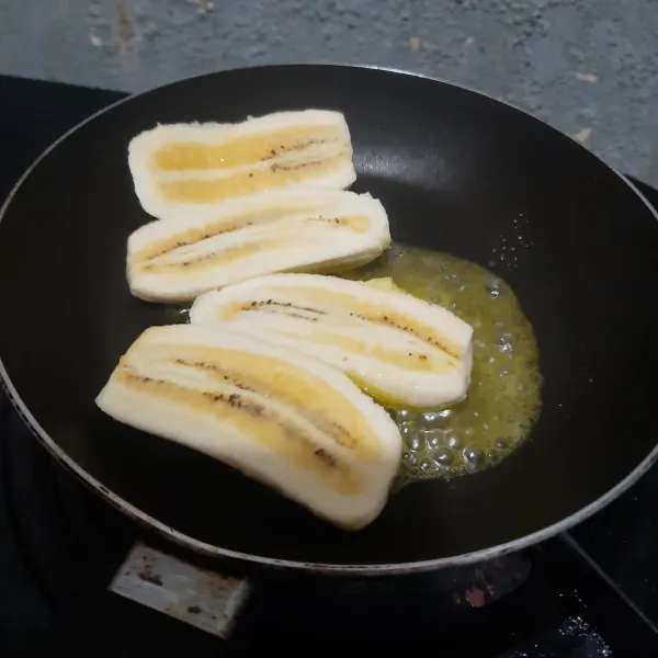 Panggang pisang hingga kecokelatan dengan margarin