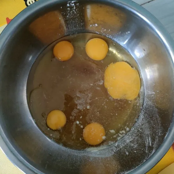 Pecahkan 5 butir telur ke dalam baskom, tambahkan gula pasir dan vanili kemudian mixer dengan kecepatan sedang hingga mengembang, putih, dan berjejak.
