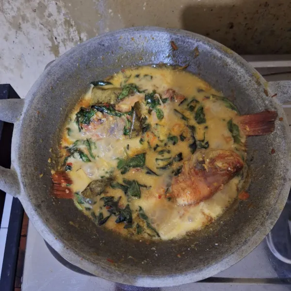 Selanjutnya masukkan santan dan daun kemangi kemudian masak hingga mendidih.