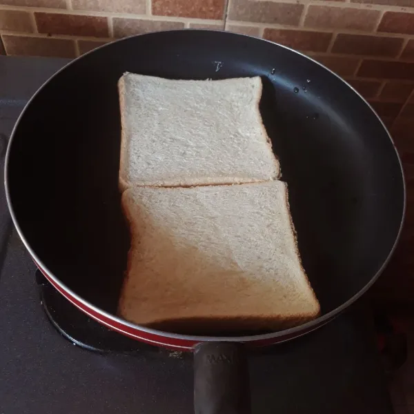 Panggang satu sisi roti tawar dengan api kecil hingga kecoklatan.