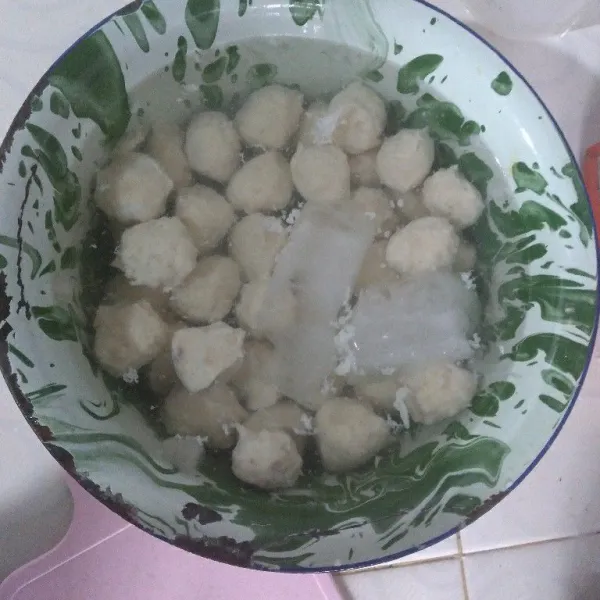 Angkat bakso masukkan ke dalam wadah yang berisi air es. Tiriskan dan sajikan.