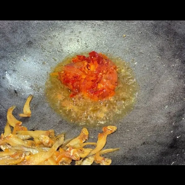 Kemudian sisihkan teri, lanjut masukkan bumbu halus.