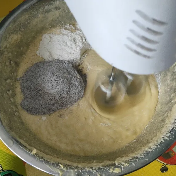Setelah mengembang masukan margarin yang sudah di lelehkan, mixer sampai tercampur kemudian masukan tepung terigu tepung ketan, mixer kembali hingga tercampur rata.