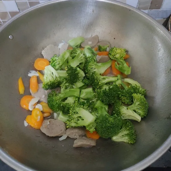 Masukan brokoli aduk sampai merata.