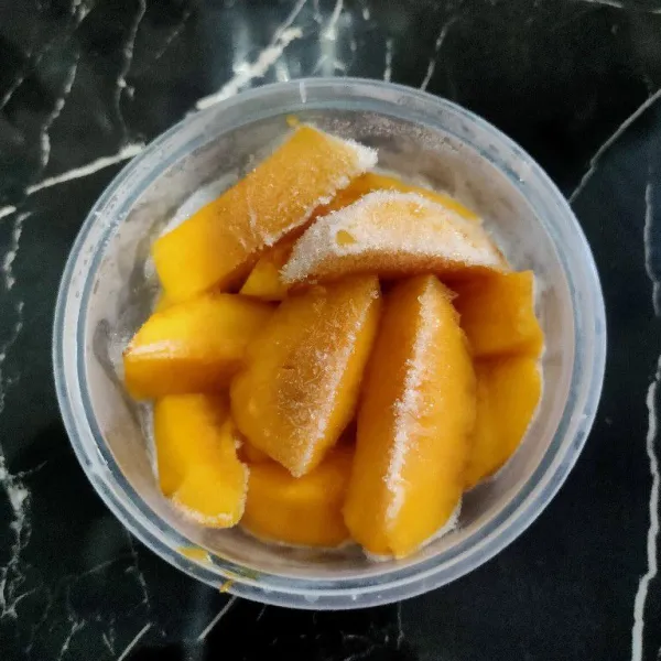 Kupas mangga potong sesuai selera kemudian bekukan.