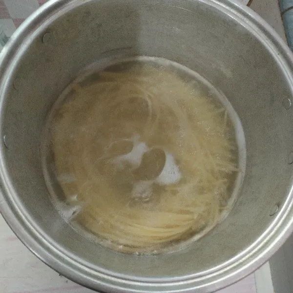 Rebus pasta sampai lunak tambahkan 1 sdm minyak dalam air rebusan nya, angkat dan tiriskan.
