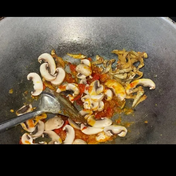 Tambahkan jamur, penyedap rasa, gula pasir.