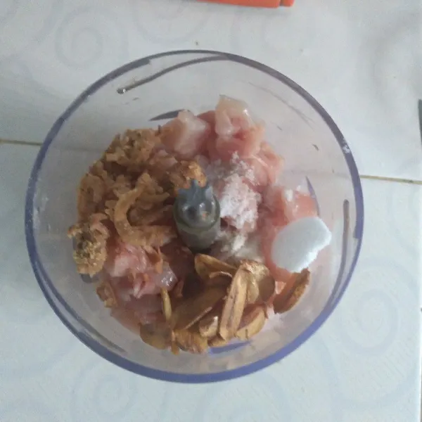 Tambahkan bawang merah dan bawang putih goreng,  lada, garam dan kaldu bubuk.