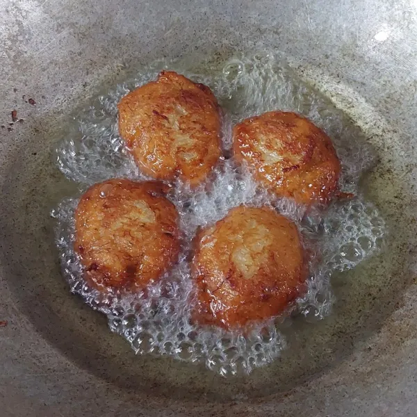 Panaskan minyak dengan api sedang cendrung kecil. Ambil 1 sdm munjung adonan, goreng hingga matang dan berwarna.coklat kehitaman.