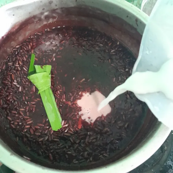 Masukan santan dan daun pandan aduk rata.