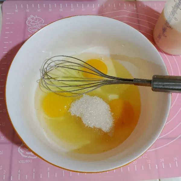 Kocok telur, maizena, dan gula pasir