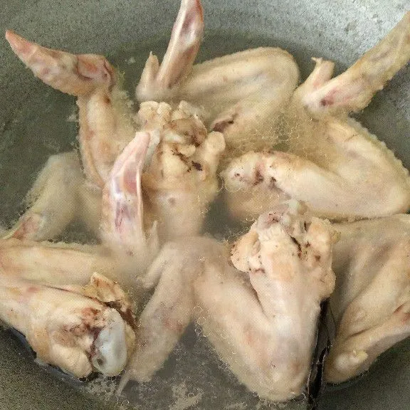 Rebus ayam hingga keluar kotorannya.