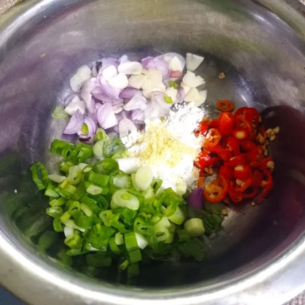 Potong potong daun bawang, bawang merah, bawang putih, cabe, siapkan terigu dan kaldu bubuk.