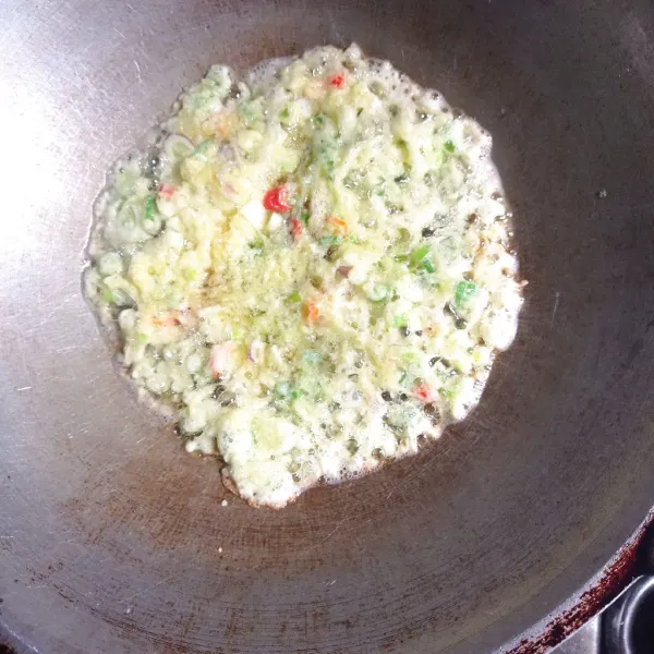 Goreng telur dengan minyak panas tuangkan sedikit sedikit sampai habis goreng sampai kecokelatan.