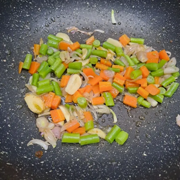 Masukkan buncis dan wortel, tumis sebentar asal layu. Tuang air, masak sampai mendidih.