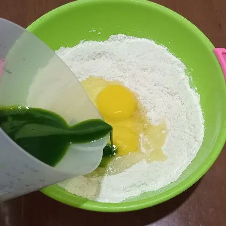 Campur terigu, gula pasir, garam, vanili dan telur tuang jus pandan aduk rata.
