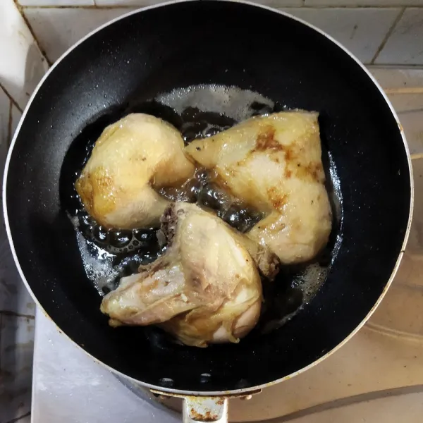 Siapkan minyak goreng panas, goreng sebentar (lebih bagus ayam sudah dihilangkan kulitnya).
