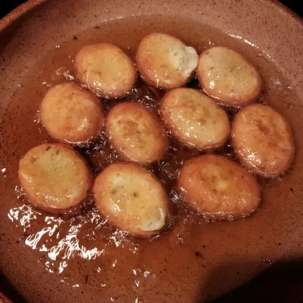 Panaskan minyak lalu goreng scallop hingga kecoklatan.